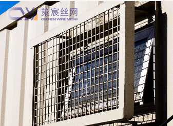 Stainless steel welded mesh is used for fencing, construction reinforcement, safety protection, cages, and industrial applications.