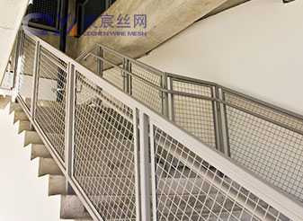 Stainless steel welded mesh is used for fencing, construction reinforcement, safety protection, cages, and industrial applications.
