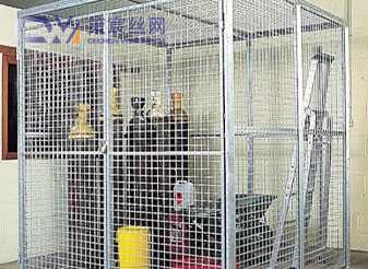Stainless steel welded mesh is used for fencing, construction reinforcement, safety protection, cages, and industrial applications.